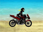 Мотоциклистка на пляже